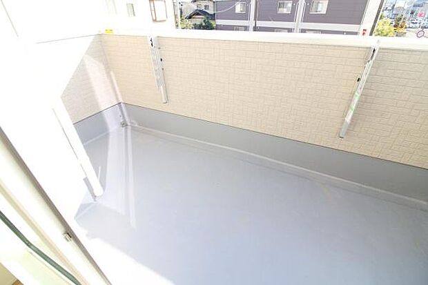 広さ・日当たりばっちりなバルコニー！気持ちの良い風を感じてお洗濯物を干すことが出来ます◎