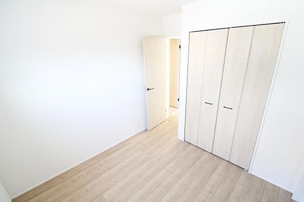 収納付きの洋室です。備え付けのクローゼットがあることでお部屋自体を広々使えるのがメリットです。