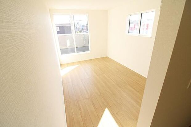 2面採光で明るい2階の洋室。フローリングなので、お掃除がしやすいです♪
