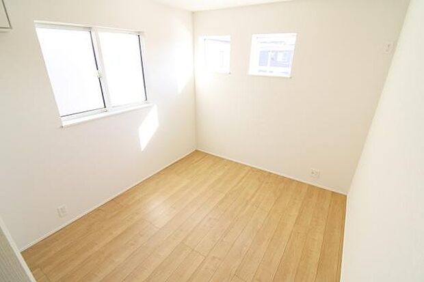 小さな窓は防犯面が安心、壁面に置きたい家具や収納の制限が少なく、お部屋を十分に活用できます！