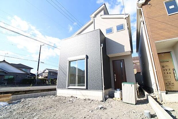 リビング、バルコニー、洋室が南向き！日当たり良好です◎