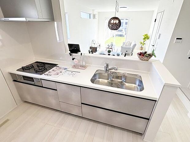 お料理を効率的に、楽しく!システムキッチン♪収納たっぷりなので調理器具や調味料も出し入れしやすいですね!