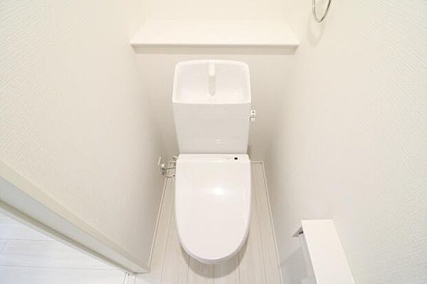 温水洗浄便座付きのトイレで、一年を通して快適にご利用できます。手洗い器付き♪