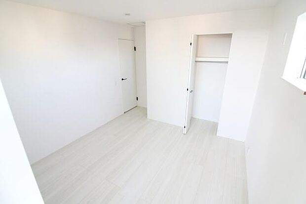 家具を配置しやすい広さとシンプルな内装、1人でほっとくつろげる落ち着きあるカラートーンのお部屋です。