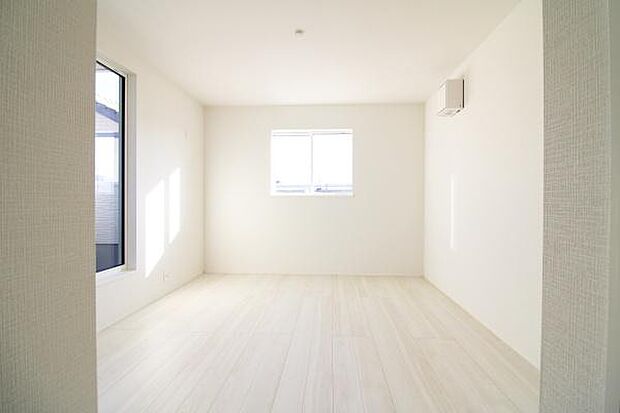 バルコニーに面した明るい居室です♪広いバルコニーからたっぷりの光をうけたお部屋で、素敵な新生活をスタートさせてみませんか？