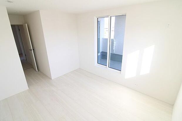 バルコニーから暖かな光が差し込み部屋を照らします。洗濯物を干す⇒ＣＬへしまう洗濯動線も良好です。