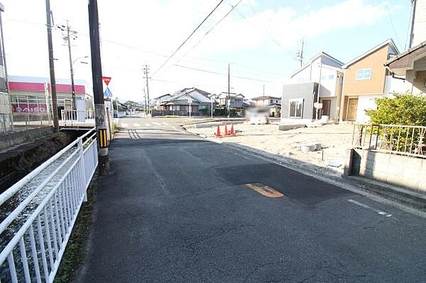 前面道路の様子です。ダイソーがすぐ近くにあります！