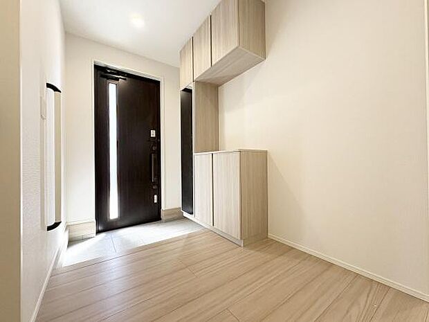 散らかりがちな玄関もスッキリの玄関収納付♪飾り棚としても演出できる靴箱で、お客様を心地よくお迎えできそうですね♪