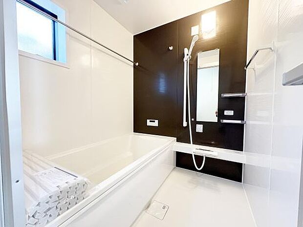 1日の疲れを癒してくれる、広々としたバスルーム。追い焚き機能付きで、いつでも快適な温度で入浴できます。