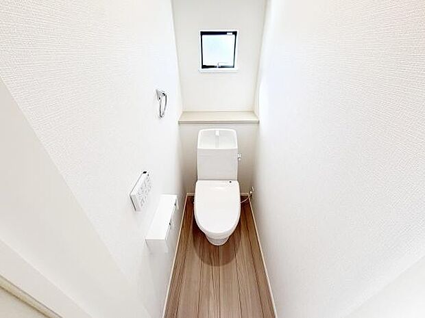温水洗浄便座付きのトイレで、一年を通して快適にご利用できます。
