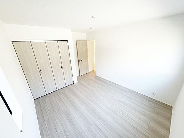 全居室収納付でいつでもすっきり!自然光が届く洋室で、静かで穏やかな時間を過ごせます。