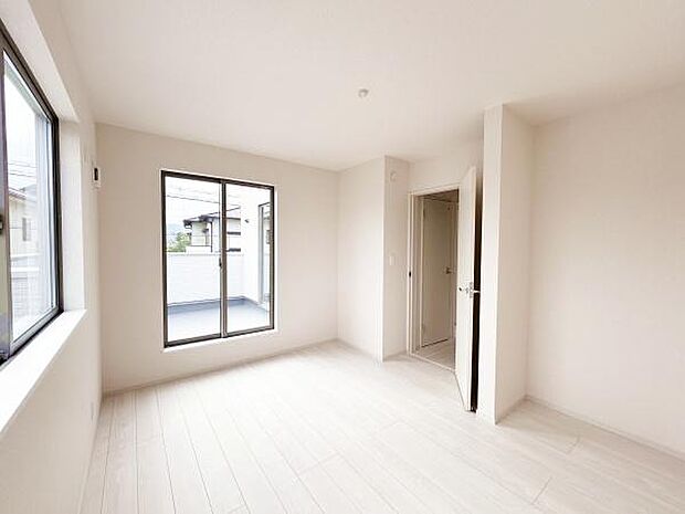 バルコニーに面した明るい居室です♪広いバルコニーからたっぷりの光をうけたお布団やシーツから太陽のにおいが感じられます☆