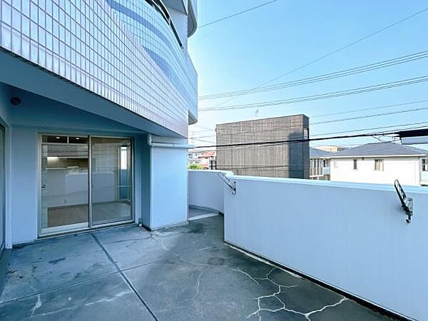 広さ・日当たりばっちりなバルコニー！気持ちの良い風を感じてお洗濯物を干すことが出来ます◎