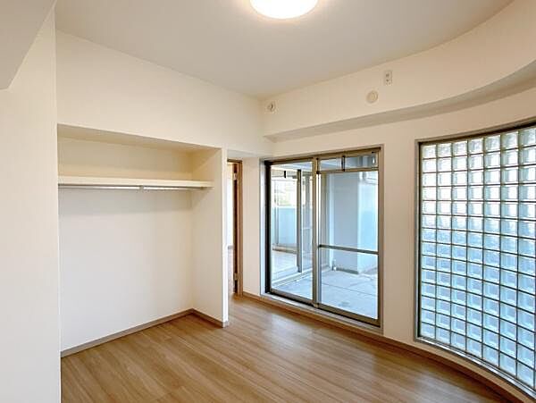 アーチ状のガラスがオシャレなお部屋です。LDKに隣合うお部屋です。
