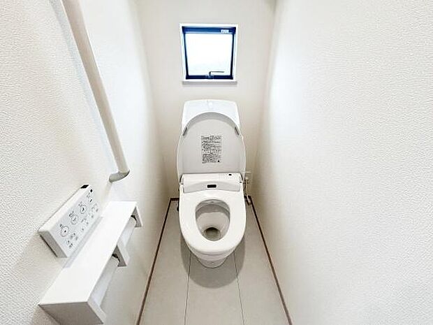温水洗浄便座付きのトイレで、一年を通して快適にご利用できます。