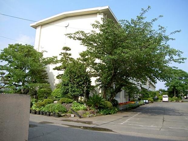 焼津市立黒石小学校まで930m