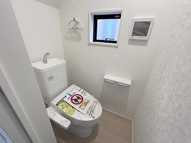 温水洗浄便座付きのトイレで、一年を通して快適にご利用できます。
