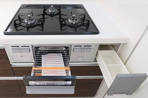 同仕様写真。キッチンコンロは3口。