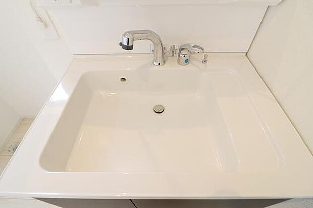 同仕様写真。洗面化粧台の洗面ボールは広々としております。