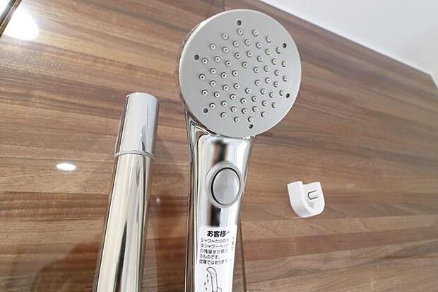 同仕様写真。ボタンを押してシャワーのお湯をとめられます。節水につながります。