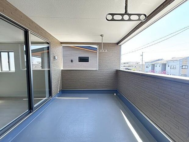 突然の雨でも安心のインナーバルコニー♪窓も汚れにくいですね！天気のいい日は一息つくリフレッシュスポットにもなります(^_^)