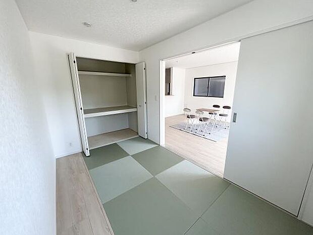 リビング横の和室は客間の他、お子様の遊ぶスペースや雨の日には洗濯物を干すなど、多様に使うことができます。