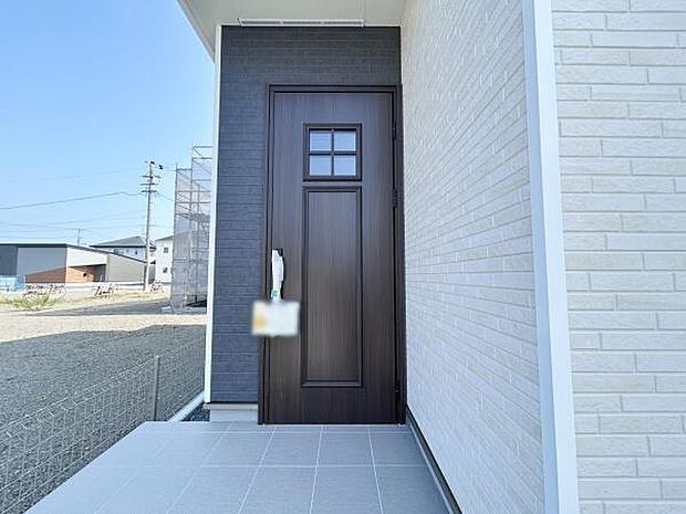 玄関ポーチには屋根がついているので雨でも玄関前で濡れずにお出かけ準備が出来ます。