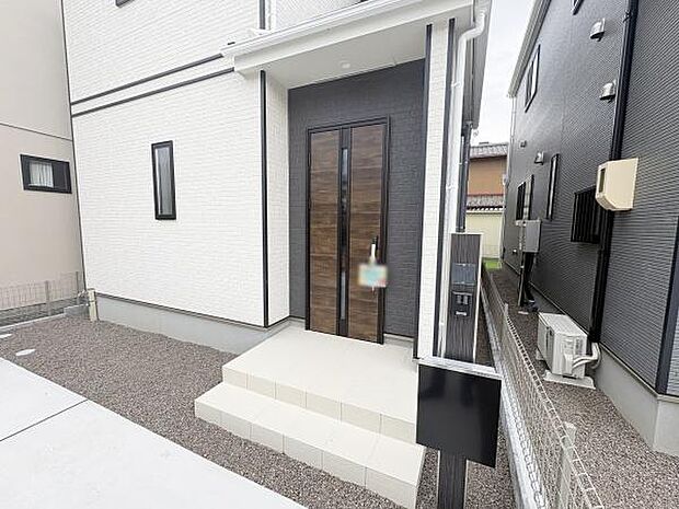 住まう人も来客も入った時にワクワクさせてくれるオシャレな玄関☆