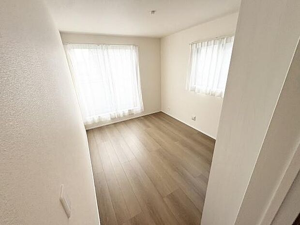 バルコニーから暖かな光が差し込み部屋を照らします。備え付けのクローゼットがあり、室内の片付けもスムーズに行えます。