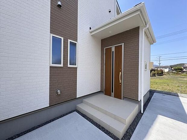 玄関ポーチには屋根がついているので雨でも玄関前で濡れずにお出かけ準備が出来ます。