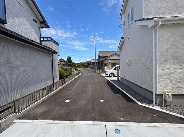 舗装された進入路は車で走るのも安心◎