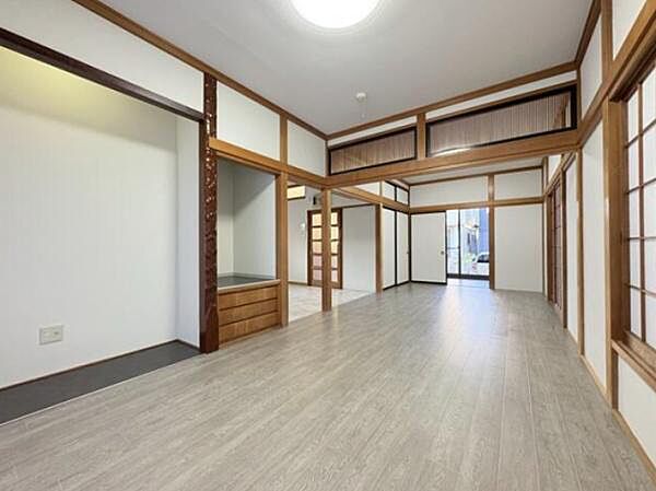 広々とした開放感あふれるリビングです。ゆったり寛げる充分な広さがありますので、ご家族でインテリアのレイアウトを考えるのも楽しみになりそうです。