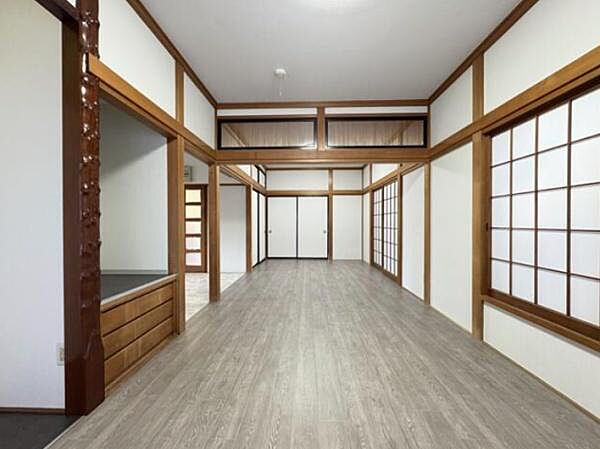 和のテイストも残しつつ、床はフローリングでお手入れがしやすい仕様に♪ゆっくりとした時間が流れるリビングで、家族だんらんのひと時をお過ごしいただけます。