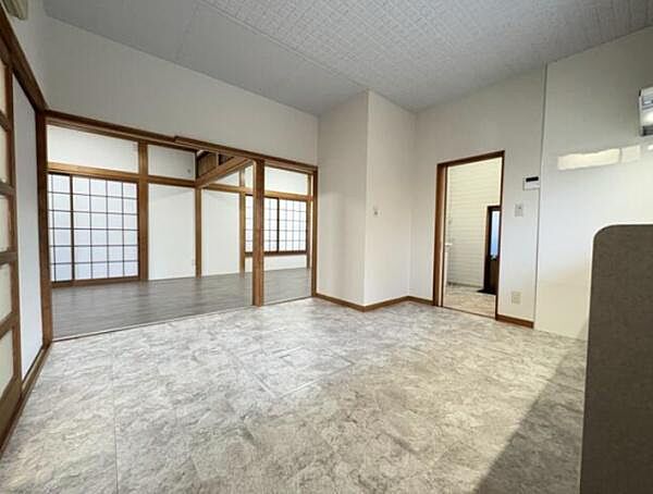 キッチン横のダイニング部分。ダイニングテーブルを置けばあたたかいお料理も運びやすいですね♪リビング部分と食事をする部分を分けやすく、生活にメリハリがでます◎