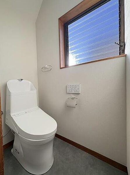 温水洗浄便座付きのトイレで、一年を通して快適にご利用できます。