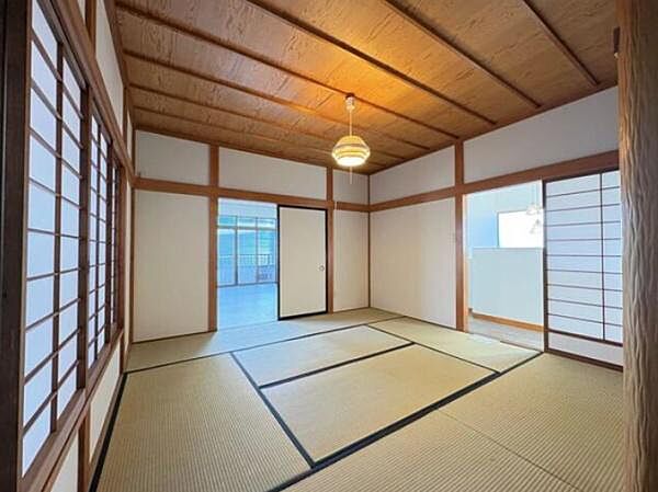 意外と場所をとるアイロンがけや、お洗濯物を畳むときにも広々と使うことができ、ちょっと一休みしたいとき、すぐに横になれるのも魅力です♪