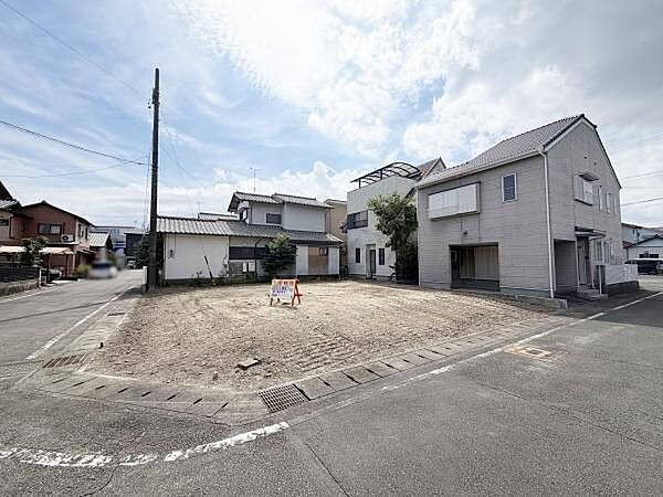 角地なので駐車場開口部を2方向から計画することが出来ますね。