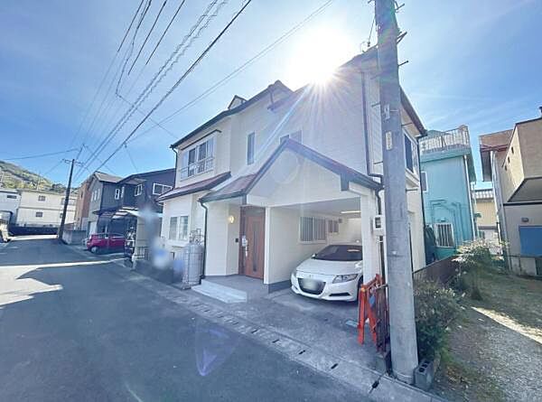 閑静な住宅街です(^_^)大通りにもアクセスしやすい立地！外壁・屋根塗装済み。