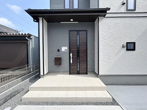 玄関ポーチには屋根がついているので雨でも玄関前で濡れずにお出かけ準備が出来ます。