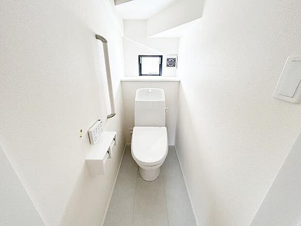 温水洗浄便座付きのトイレで、一年を通して快適にご利用できます。