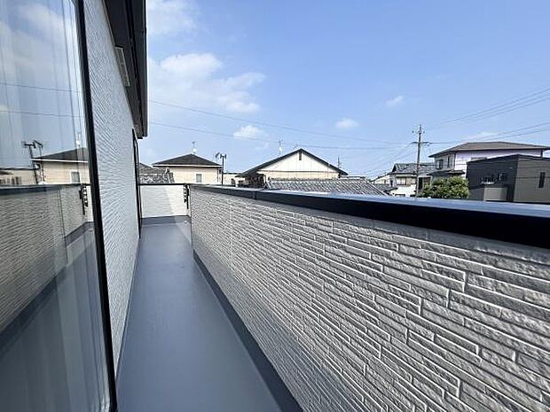 広さ・日当たりばっちりなバルコニー!洗濯物はもちろん、布団やシーツを干すスペースも十分にあります。
