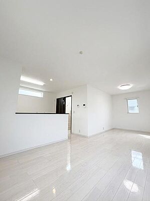 リビング/ダイニング 静岡市清水区有東坂　3階建て・角地・利便性良好　中古住宅