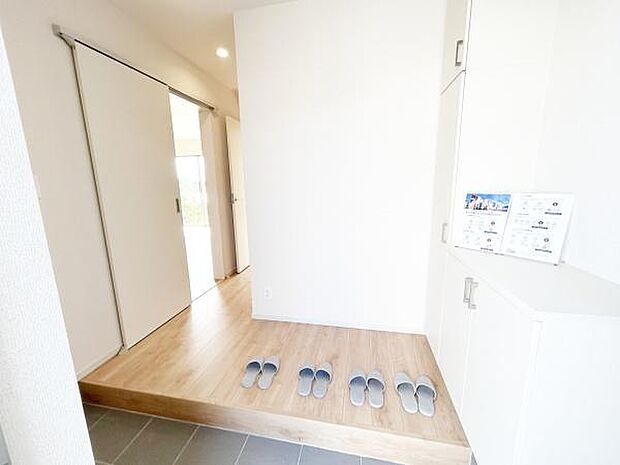 住まう人も来客も入った時に好印象なすっきりとした玄関。玄関収納内は棚もたっぷりあるので、靴がたくさんあっても安心!