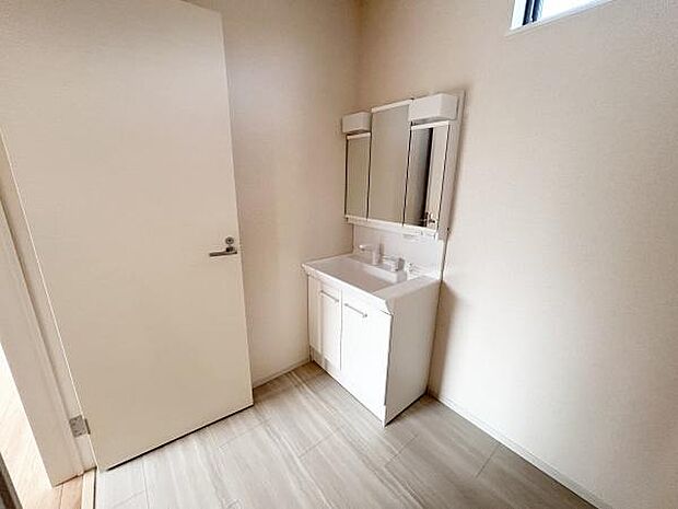 ゆとりのある洗面脱衣室は、朝の身支度の際、鏡の前に親子で並んでも大丈夫な広さです。