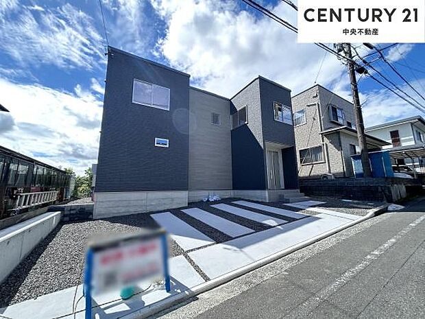 前面道路の幅員は6.6mとゆとりがあり、駐車が苦手な方も安心です。