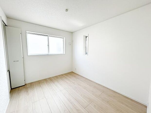 家具を配置しやすい広さとシンプルな内装、1人でほっとくつろげる落ち着きあるカラートーンのお部屋です。
