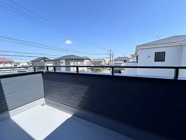 南側に面したバルコニー!明るい日差しを取り込み洗濯物をしっかり乾かしてくれます。