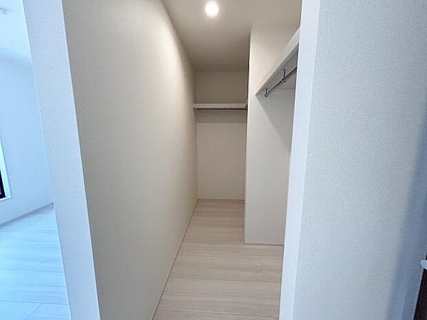 WIC(ウォークインクローゼット)があるお部屋♪季節ごとの入れ替えも不要で便利です♪