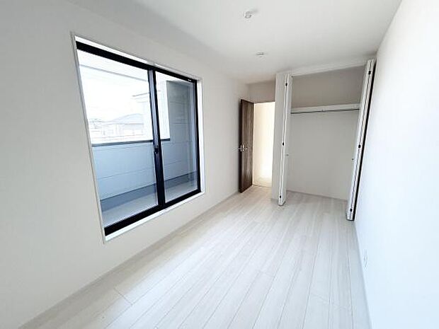 各洋室に収納を設けています。居住空間を有効活用+ご家族それぞれ個人の荷物を自室で管理できます。