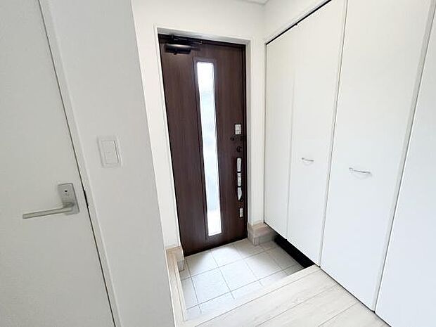 住まう人も来客も入った時に好印象なすっきりとした玄関。玄関収納内は棚もたっぷりあるので、靴がたくさんあっても安心!